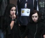 Brooke Shields, déguisée en oncle Fester/Fétide de la Famille Addams, avec ses jolies filles bien assorties, Grier et Rowan, à New York le 31 octobre 2011