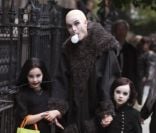Brooke Shields, déguisée en oncle Fester/Fétide de la Famille Addams, avec ses filles bien assorties, Grier et Rowan, à New York le 31 octobre 2011