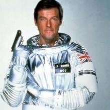 Roger Moore dans Moonraker.<br />