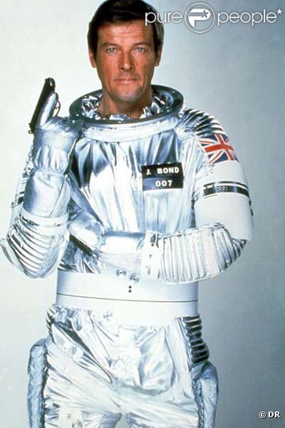 Roger Moore dans Moonraker. 