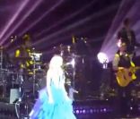Shakira chante La quiero a morir, une adaptation du tube de Francis Cabrel. À Paris Bercy, el 14 juin 2011.