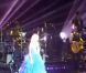 Shakira chante La quiero a morir, une adaptation du tube de Francis Cabrel. À Paris Bercy, el 14 juin 2011.