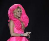 Le modèle existe également en rose, façon barbe à papa : Shakira sur la scène de Bercy à Paris, le 14 juin 2011.