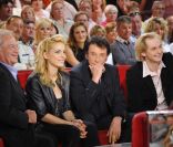 Audrey Dana, Johnny Hallyday, Julien Cottereau, les 3 comédiens du Paradis sur Terre et Bernard Murat sur le plateau de Vivement Dimanche