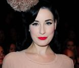 Un teint ultra-travaillé, un regard souligné de noir et des sourcils parfaitement maîtrisés donnent à Dita Von Teese une allure glamour et féminine. Bien sûr, la brune piquante ne déroge jamais aux lèvres explosives.<br />