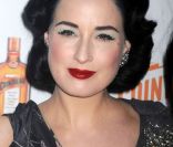 Dita Von Teese ose quelques extravagances avec une ombre bleue mais reste fidèle à ses indispensables : une bouche rouge et des yeux de biche.<br />