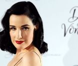 Dita Von Teese, ambassadrice de la féminité et glamour toujours avec un make-up sophistiqué en toute circonstance. <br />