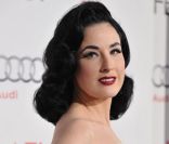 Dita Von Teese glamour toujours avec son make-up de pin-up hollywoodienne.<br />