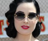 Arme fatale de la belle Dita ? Des lèvres toujours colorées, en rouge ou rouge rosé, pour lui donner cet air de bimbo vintage.<br />