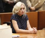 Lindsay Lohan s\'installe au tribunal de Los Angeles, le mercredi 2 novembre 2011.
