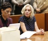 Lindsay Lohan aux côtés de son avocate au tribunal de Los Angeles, le mercredi 2 novembre 2011.
