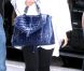 Beyoncé n'a pas fait un sans faute côté look ! Radieuse dans les rues de New York le 3 novembre 2011, elle a gâché sa tenue par ce sac bleu sorti de nulle part