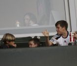 Victoria Beckham au stade avec son adorable Harper et ses fils au premier rang. Octobre 2011<br />