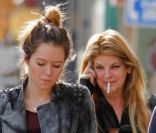 Kirstie Alley fume sa cigarette avec sa fille Lillie Price à Los Angeles, le 4 novembre 2011