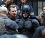 Christian Bale en costume de Batman aux côtés de Christopher Nolan sur le tournage de The Dark Knight Rises, à New York le 5 novembre 2011
