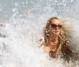 Coco Austin éclaboussée par les vagues sur la plage à Miami le 5 novembre 2011