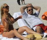 Coco Austin et son mari le rappeur Ice-T sur la plage à Miami le 5 novembre 2011