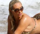 Décontractée, comme si de rien n'était, Coco Austin rampe sur la plage à Miami le 5 novembre 2011
