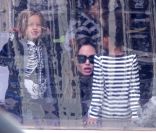 Angelina Jolie emmène ses enfants faire du patinage à Budapest en  Hongrie le 30 octobre 2011 : elle est avec ses filles aînées Zahara et  Shiloh, qu'elle prépare pour aller sur la glace