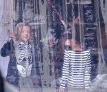 Angelina Jolie emmène ses enfants faire du patinage à Budapest en  Hongrie le 30 octobre 2011 : elle est avec ses filles aînées Zahara et  Shiloh, qu'elle prépare pour aller sur la glace