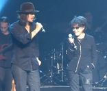 Lulu Gainsbourg  avec Dani sur Comme un boomerang lors de son concert à Paris mardi 8 novembre 2011, au Casino de Paris, où son père Serge s\'était produit 26 ans plus tôt alors que Bambou était enceinte du petit Lulu.