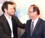 Mathieu Kassovitz et François Hollande à l\'avant-première de L\'Ordre et la morale, à Paris, le 8 novembre 2011.