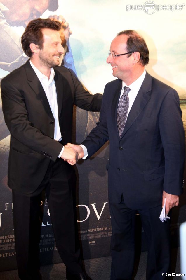 Mathieu Kassovitz et François Hollande à l'avant-première de L'Ordre et la morale, à Paris, le 8 novembre 2011.