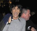 Ronnie Wood à Londres sur Cork Street où il inaugurait sa nouvelle exposition, le 8 novembre 2011.