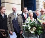 Jean-Pierre Marielle, Jean-François Legaret, Catherine Salvatore, Christophe Girard et Daniel Vaillant lors de la cérémonie dévoilant une plaque en hommage à Henri Salvador à Paris le 9 novembre 2011.