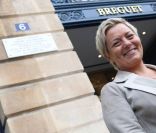 Catherine Salvatore lors de la cérémonie dévoilant une plaque en hommage à Henri Salvador à Paris le 9 novembre 2011.