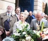 Jean-Pierre Marielle, Catherine Salvatore, Christophe Girard et Pierre Lelouche lors de la cérémonie dévoilant une plaque en hommage à Henro Salvador à Paris le 9 novembre 2011.