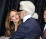 Vanessa Paradis et Karl Lagerfeld appuient sur le bouton pour illuminer le Printemps à Paris, le 9 novembre 2011.