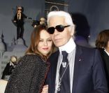 Vanessa Paradis et Karl Lagerfeld très complices illuminent le Printemps à Paris, le 9 novembre 2011.