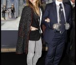 Vanessa Paradis manteau et chaussures Chanel accompagne Karl Lagerfeld pour illuminer le Printemps à Paris, le 9 novembre 2011.