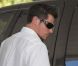 Nick Lachey fait le plein de son 4x4, le mercredi 9 novembre 2011.