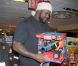 Les bras chargés de cadeaux, Shaquille O'Neal a parcouru les allés d'un célèbre magasin de jouets le 14 novembre 2011 à New York