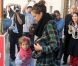 Honor a attiré les photographes et a fait sensation dans un salon de mani-pédi à Los Angeles le 16 novembre 2011