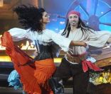 Philippe Candeloro en pirate et sa partenaire Candice