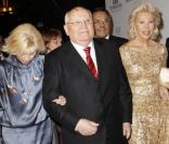 Mikhail Gorbachev, sa fille Ksenia Gorbacheva et Ute Ohoven au gala de charité organisé par l'Unesco, à Duesseldorf, Allemagne, le 19 novembre 2011. 