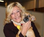 Nicoletta assiste au Noël des Animaux au Parc des Expositions de la Porte de Versailles, à Paris, le samedi 19 novembre 2011.
