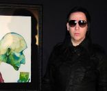 Marilyn Manson devant une de ses toiles qu\'il présente à Mexico le 3 novembre 2011