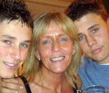 Rob Knox, à droite, avec sa maman et son jeune frère Jamie