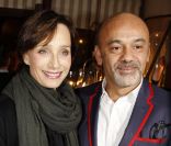Kristin Scott Thomas et Christian Louboutin lors de la soirée en l'honneur de Christian Louboutin à Paris à la galerie du passage. Le 21 novembre 2011