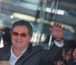 Daniel Auteuil arrive sur le plateau de Champs-Elysées, le mardi 22 novembre 2011 à Paris.