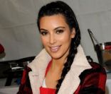Kim Kardashian, nouvellement divorcée, a participé à une belle initiative : offrir un repas de Thanksgiving aux sans-abris, à Los Angeles, le 23 novembre 2011