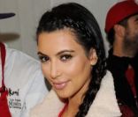 Kim Kardashian a participé à une belle initiative : offrir un repas de Thanksgiving aux sans-abris, à Los Angeles, le 23 novembre 2011