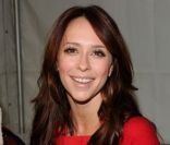 Jennifer Love Hewitt a participé à une belle initiative : offrir un repas de Thanksgiving aux sans-abris, à Los Angeles, le 23 novembre 2011