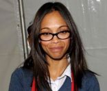 Zoe Saldana a participé à une belle  initiative : offrir un  repas de Thanksgiving aux sans-abris, à Los  Angeles, le 23 novembre 2011