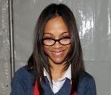 La jolie Zoe Saldana a participé à une belle  initiative : offrir un  repas de Thanksgiving aux sans-abris, à Los  Angeles, le 23 novembre 2011