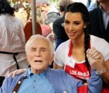 Kirk Douglas et Kim Kardashian ont participé à une belle  initiative : offrir un  repas de Thanksgiving aux sans-abris, à Los  Angeles, le 23 novembre 2011